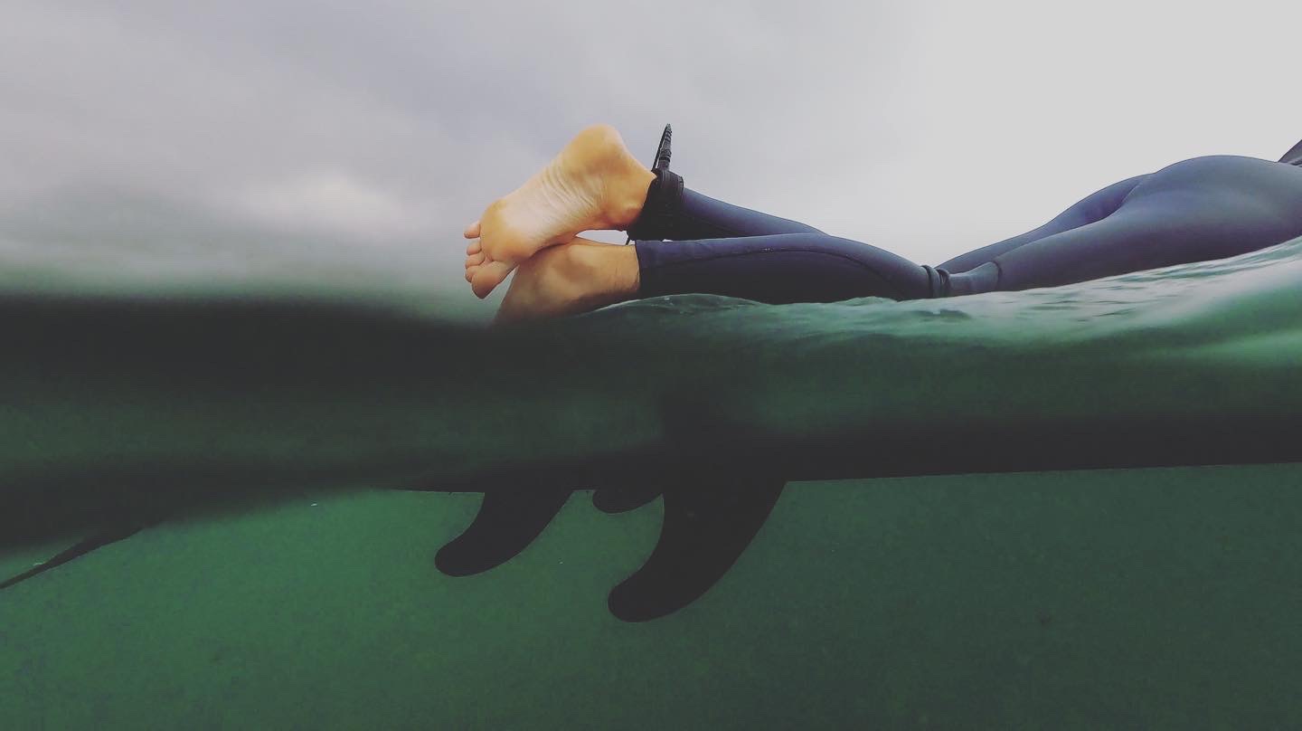 Soft top longboard surfboard with compatible fin system